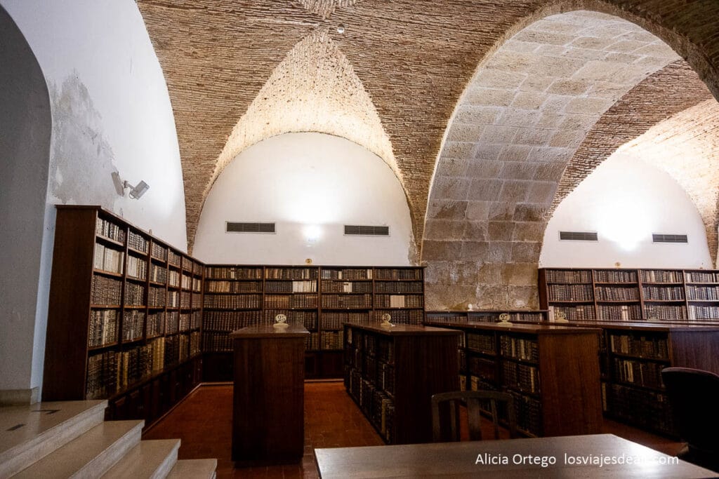sala de la biblioteca de la universidad con libros antiguos