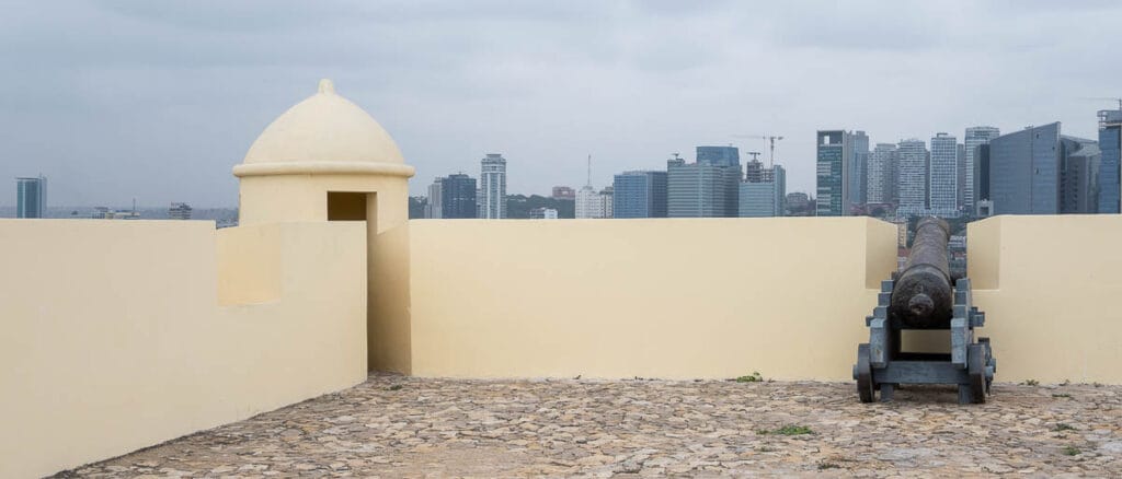 guia de luanda: contraste del fuerte antiguo y los rascacielos