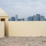 guia de luanda: contraste del fuerte antiguo y los rascacielos