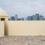 guia de luanda: contraste del fuerte antiguo y los rascacielos