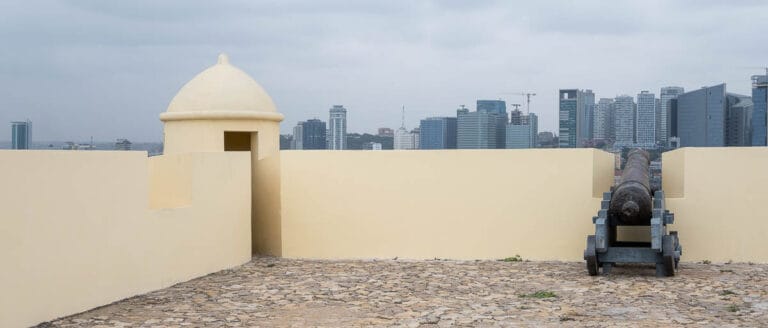 Guía de Luanda, la rutilante capital de Angola 1 guia de luanda: contraste del fuerte antiguo y los rascacielos