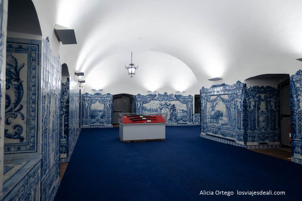 museo con azulejos portugueses en la fortaleza de sao miguel