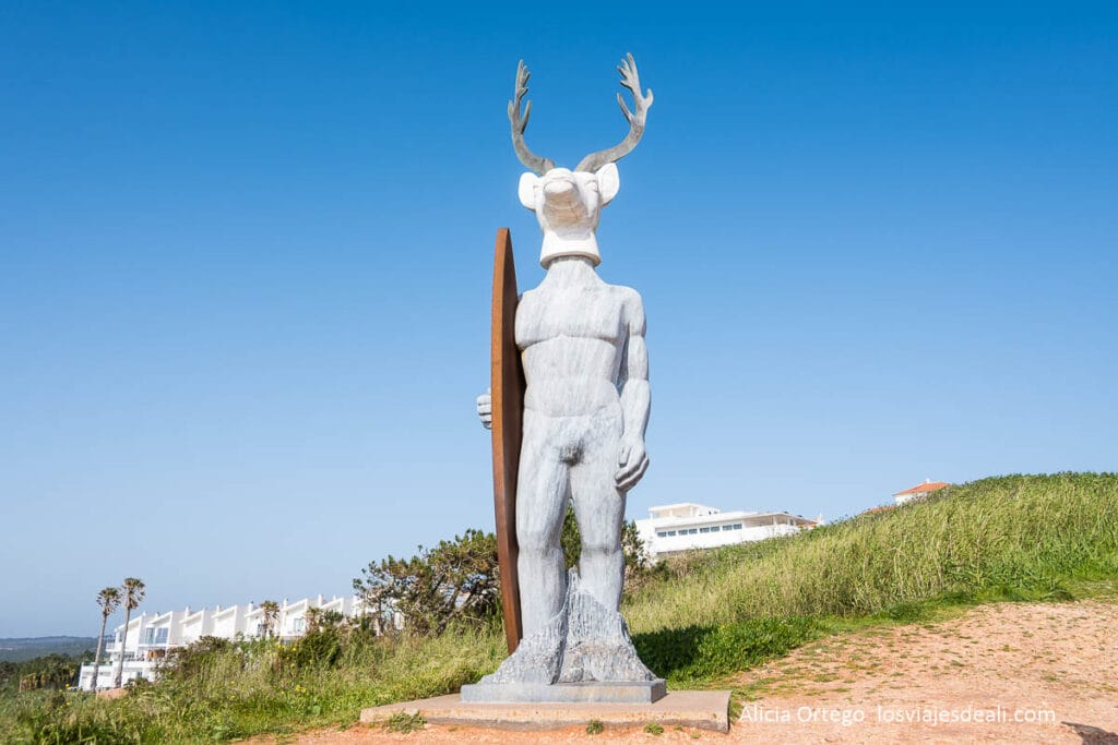 Nazaré (Portugal) en 2 días, entre la ola más famosa y el pueblo que mantiene su esencia 80 estatua con cabeza de venado y cuerpo de hombre con tabla de surf