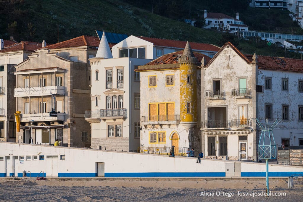 Nazaré (Portugal) en 2 días, entre la ola más famosa y el pueblo que mantiene su esencia 64 casas de nazare, portugal, mirando al mar