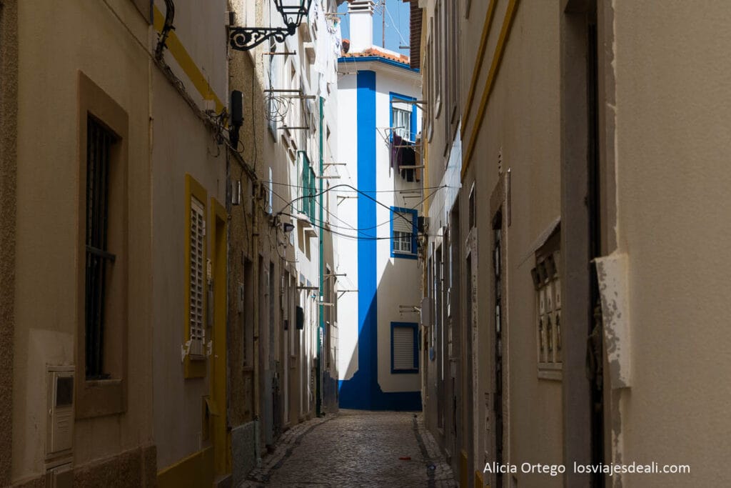 Nazaré (Portugal) en 2 días, entre la ola más famosa y el pueblo que mantiene su esencia 75 calle estrecha del casco antiguo de nazare
