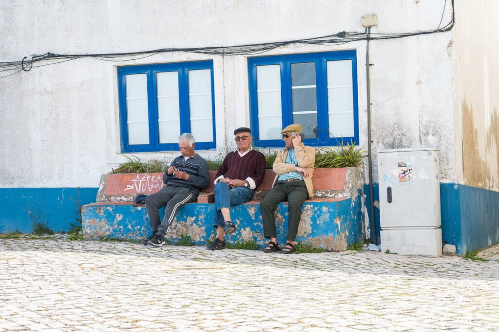 Nazaré (Portugal) en 2 días, entre la ola más famosa y el pueblo que mantiene su esencia 65 tres hombres en un banco