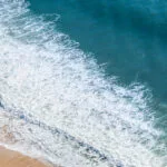 intermundial seguro de viaje vista aérea playa con olas