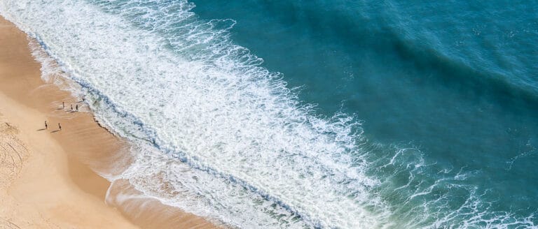 Intermundial seguros de viaje: coberturas, tipos de seguro y descuento 1 intermundial seguro de viaje vista aérea playa con olas