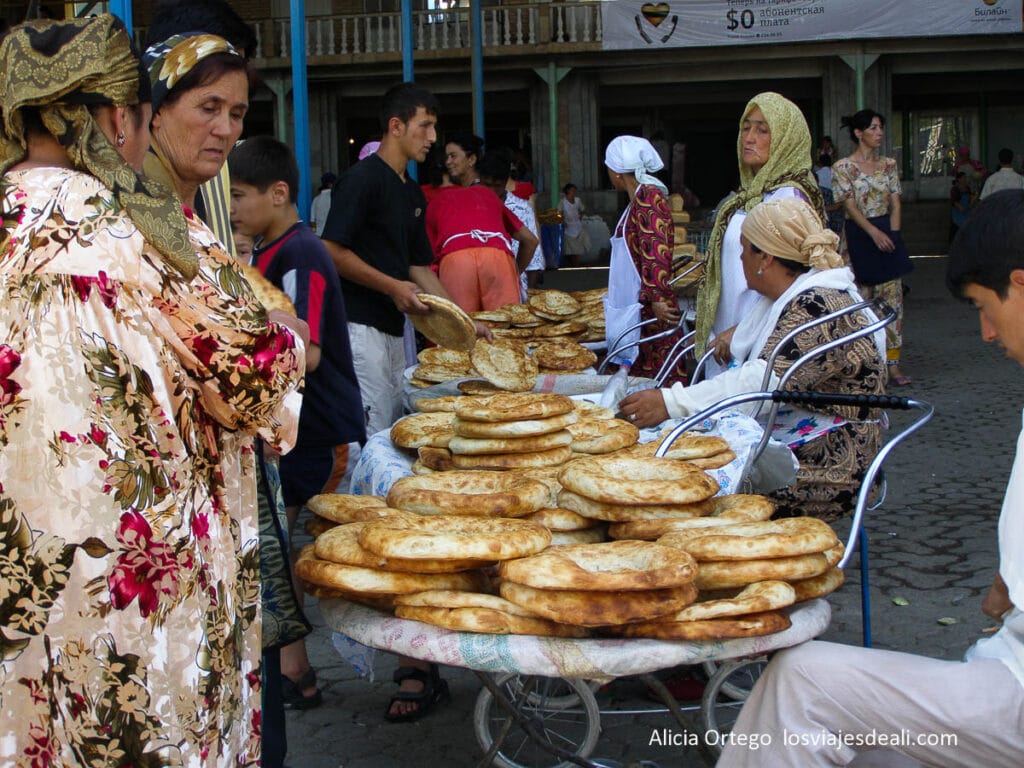 Qué ver en Uzbekistán en 8 días: Tashkent, Samarcanda, Bukhara y Khiva 30 venta de panes uzbekos en samarcanda