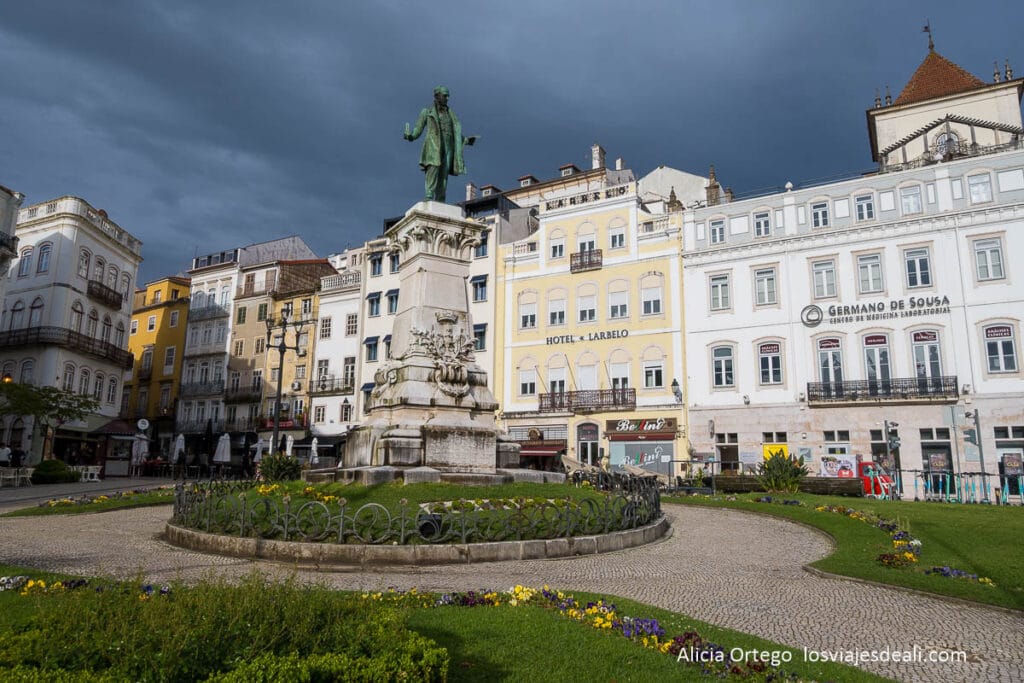 Ruta de Oporto a Lisboa en bus: Aveiro, Coímbra, Nazaré y Óbidos 23 plaza de coimbra en la ruta de oporto a lisboa