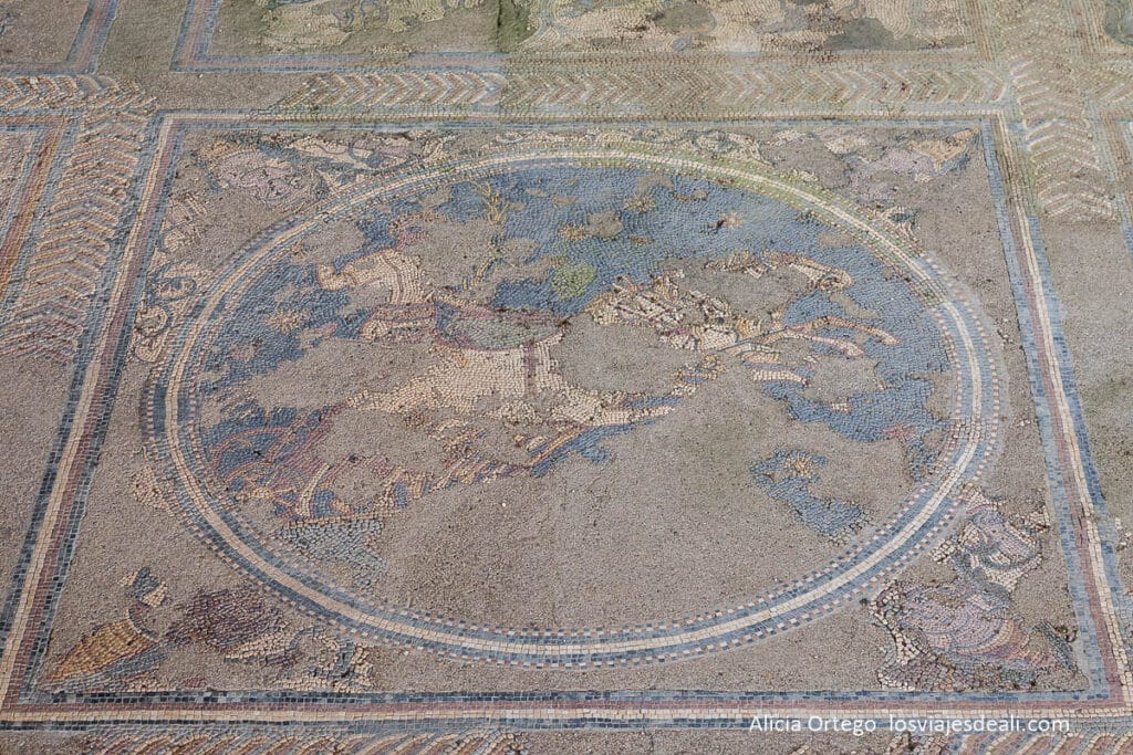 mosaico romano con figura de hombre a caballo