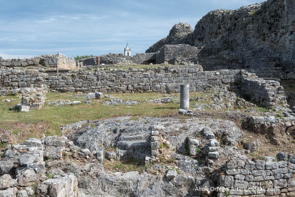 restos de las tiendas junto a la muralla