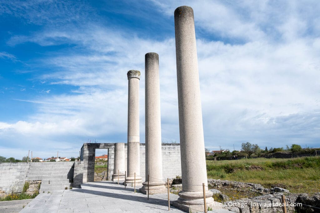 columnas de mármol blanco en el foro