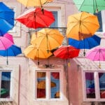 paraguas de colores en la ruta de oporto a lisboa