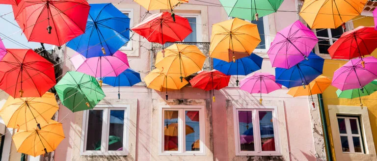 paraguas de colores en la ruta de oporto a lisboa