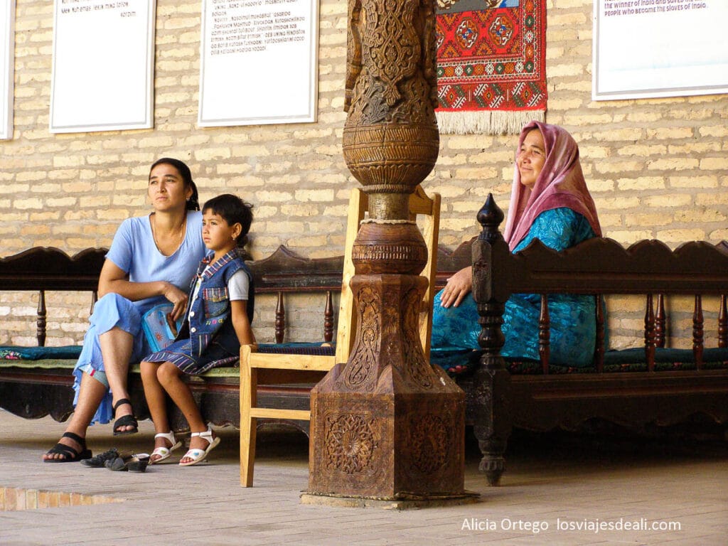 Qué ver en Uzbekistán en 8 días: Tashkent, Samarcanda, Bukhara y Khiva 35 mujeres en khiva que ver en uzbekistan