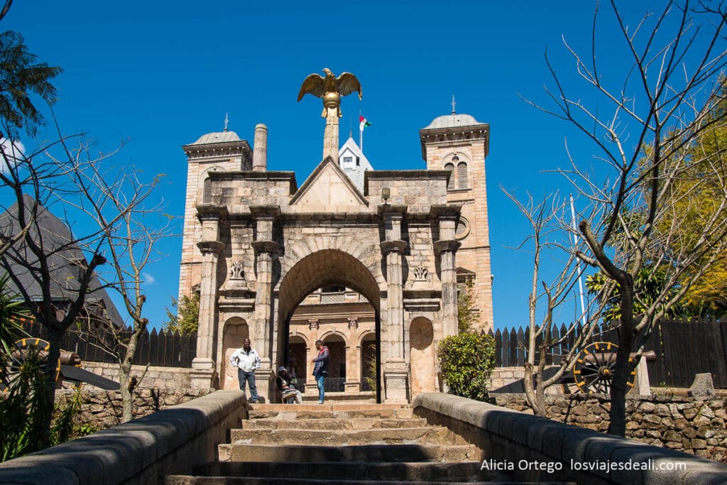 Antananarivo (Tana): qué ver y hacer en un día en la capital de Madagascar 55 entrada principal del rova en antananarivo