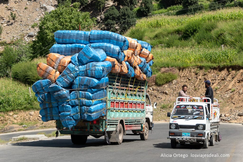 camión muy cargado de sacos en la carretera