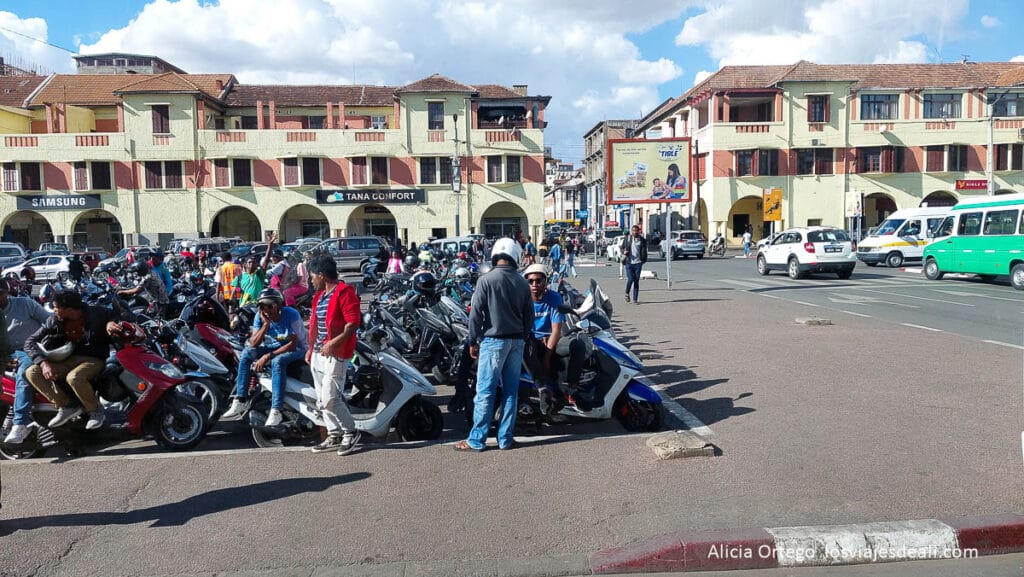 Antananarivo (Tana): qué ver y hacer en un día en la capital de Madagascar 46 avenida de la independencia con motoristas