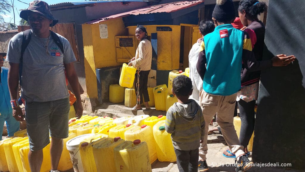 Antananarivo (Tana): qué ver y hacer en un día en la capital de Madagascar 53 fuente pública rodeada de bidones amarillos en el barrio alto de tana