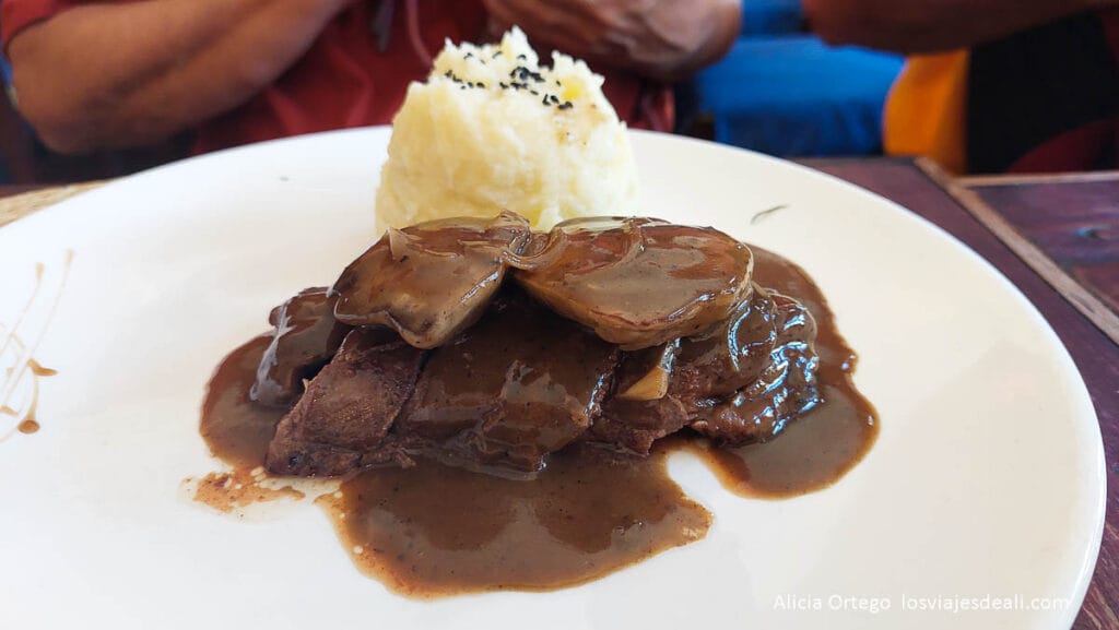 Antananarivo (Tana): qué ver y hacer en un día en la capital de Madagascar 61 plato de carne en salsa del restaurante sakamanga