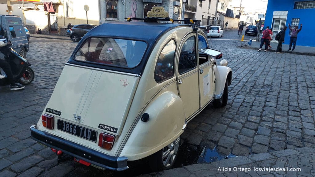 Antananarivo (Tana): qué ver y hacer en un día en la capital de Madagascar 45 taxi 2CV de antananarivo