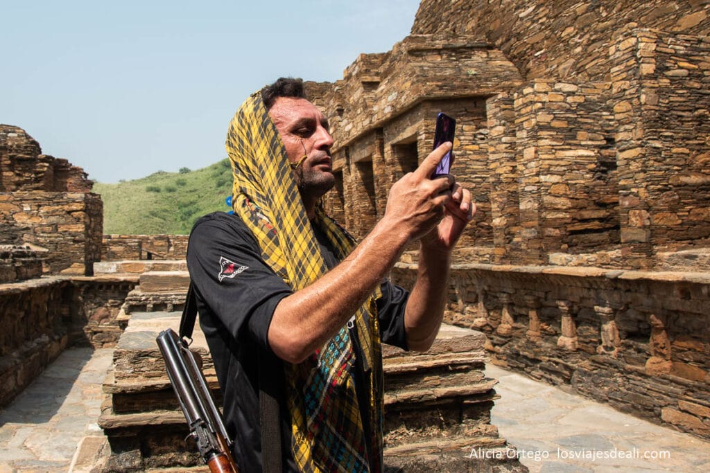 escolta haciéndonos una foto en las ruinas budistas de pakistan