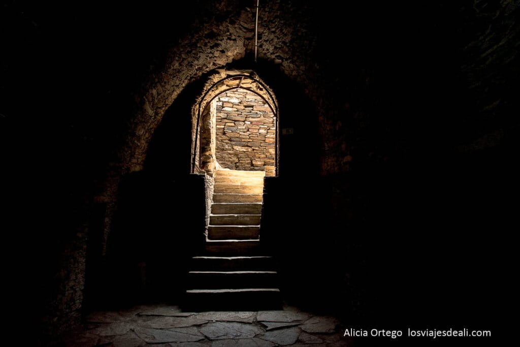 cámara oscura con puerta iluminada por el sol al fondo