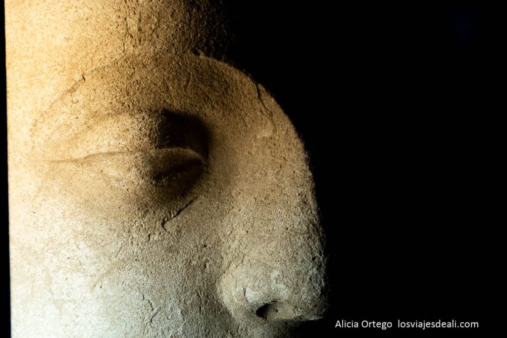 rostro de buda tallado en piedra del museo de taxila