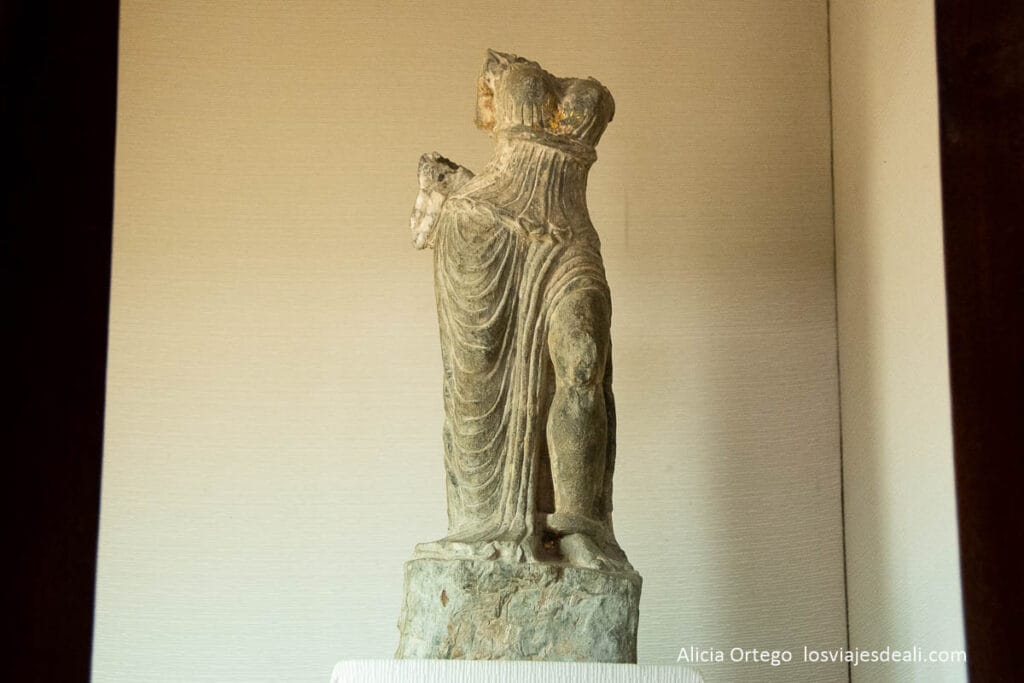 estatua sin cabeza con claros rasgos griegos
