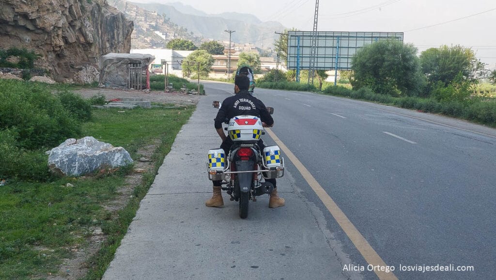 escolta en moto en el valle de swat