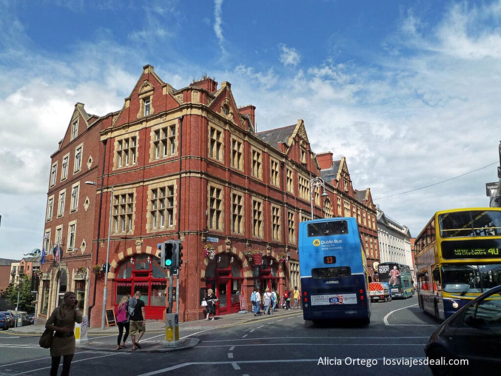 Ruta por la Costa Oeste de Irlanda en una Semana: de Dublín a Galway y Kerry 59 centro de dublin con edificio de ladrillo rojo