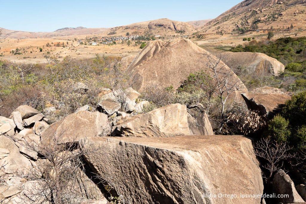 paisaje de batolitos y llanura con cultivos