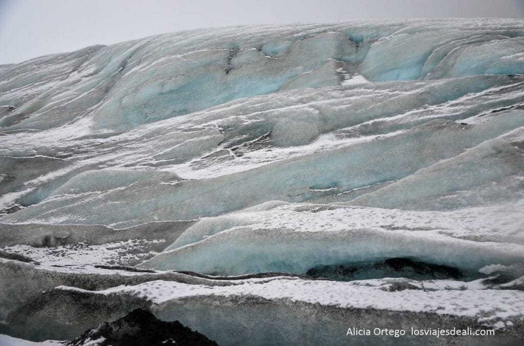 Guía para visitar el glaciar Sólheimajökull: trekking sobre el hielo negro de Islandia 32 hielo del glaciar con color azul turquesa