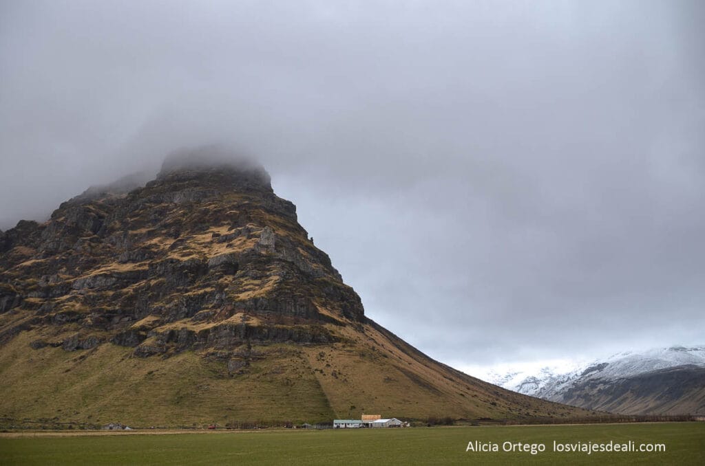 Guía para visitar el glaciar Sólheimajökull: trekking sobre el hielo negro de Islandia 25 montaña semioculta por la niebla en islandia