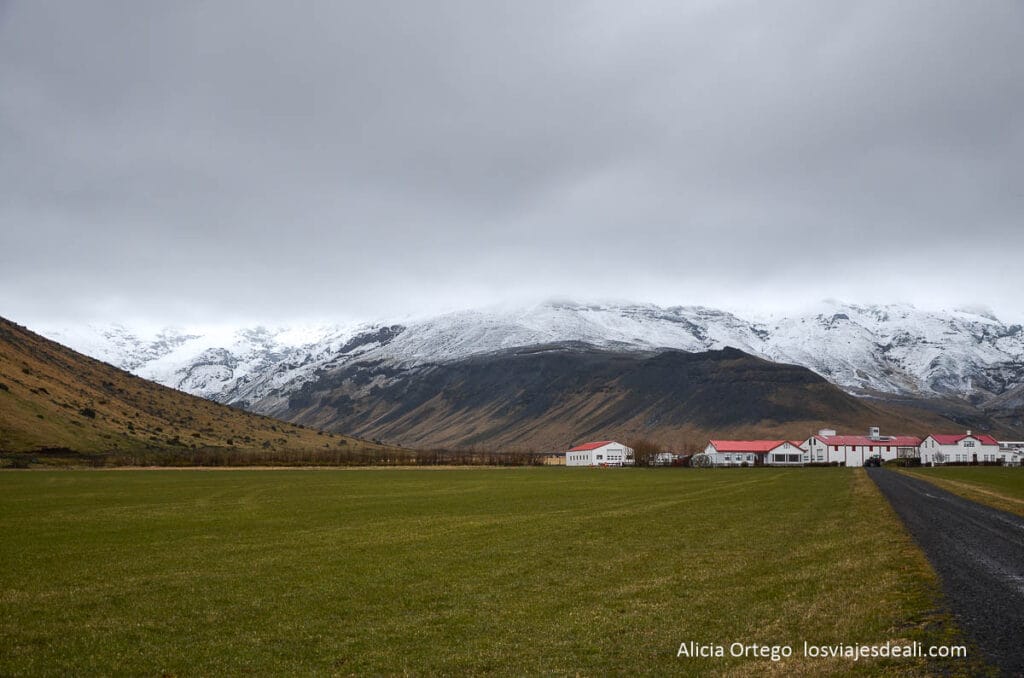 Guía para visitar el glaciar Sólheimajökull: trekking sobre el hielo negro de Islandia 24 granja y paisaje de islandia