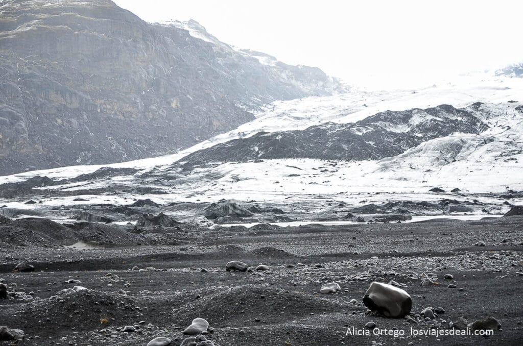 Guía para visitar el glaciar Sólheimajökull: trekking sobre el hielo negro de Islandia 26 aproximación al glaciar Solheimajokull