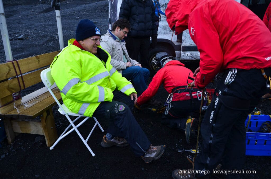 Guía para visitar el glaciar Sólheimajökull: trekking sobre el hielo negro de Islandia 28 poniéndonos los crampones antes de subir al glaciar Solheimajokull