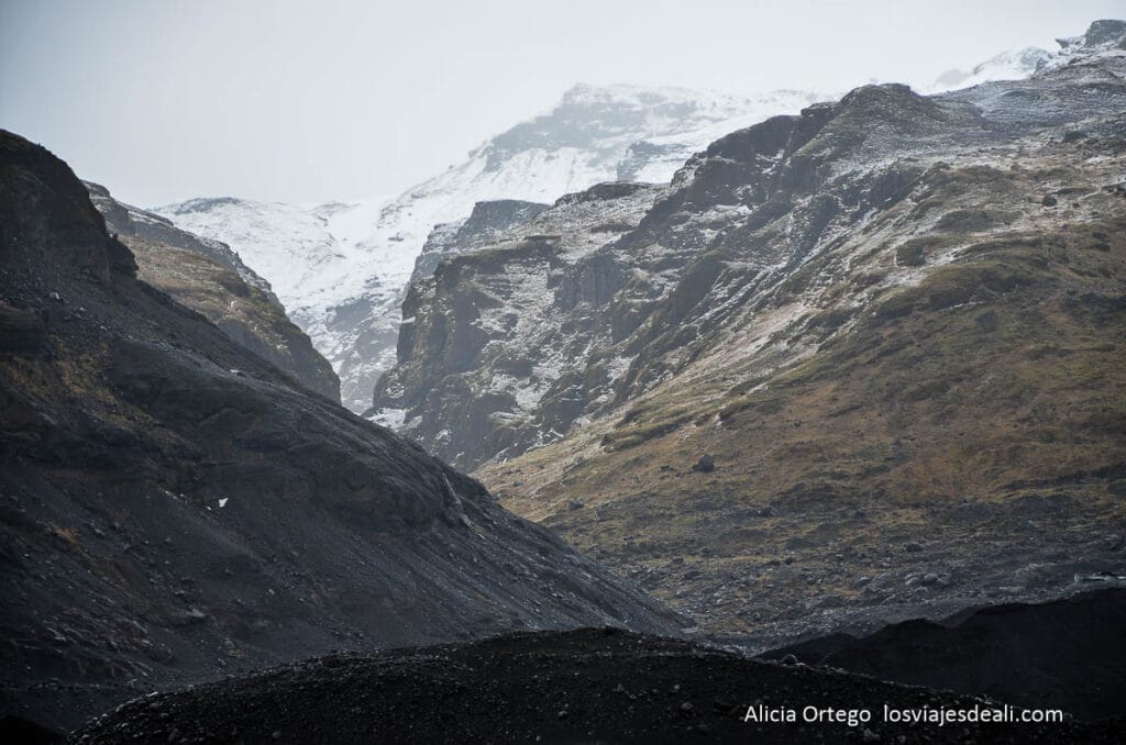 Guía para visitar el glaciar Sólheimajökull: trekking sobre el hielo negro de Islandia 27 montañas que rodean al Solheimajokull