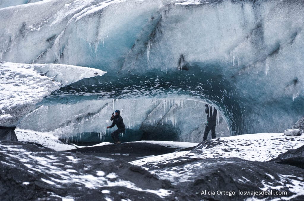 Guía para visitar el glaciar Sólheimajökull: trekking sobre el hielo negro de Islandia 29 cueva de hielo