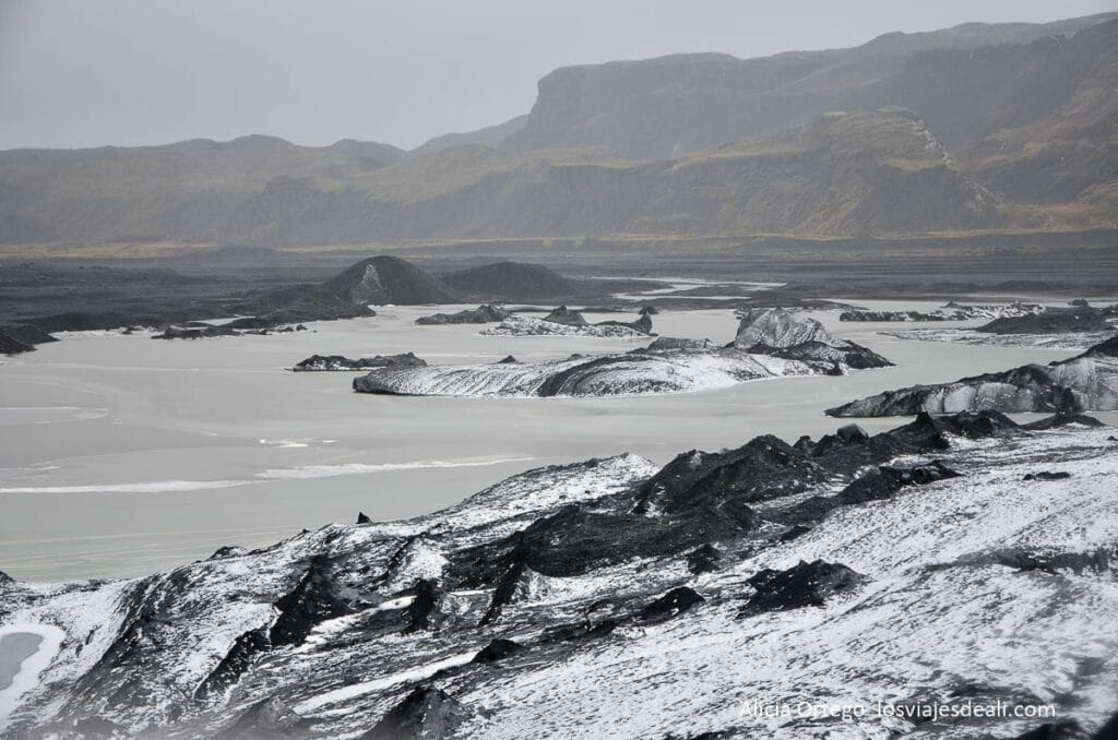 Guía para visitar el glaciar Sólheimajökull: trekking sobre el hielo negro de Islandia 30 vistas del río y valle desde el glaciar