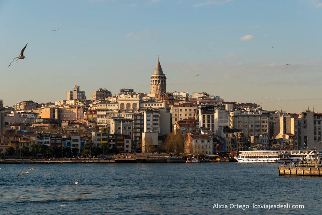 Mejor seguro de viaje para Turquía (y qué cobertura necesitas) 30 torre de gálata y bósforo al atardecer