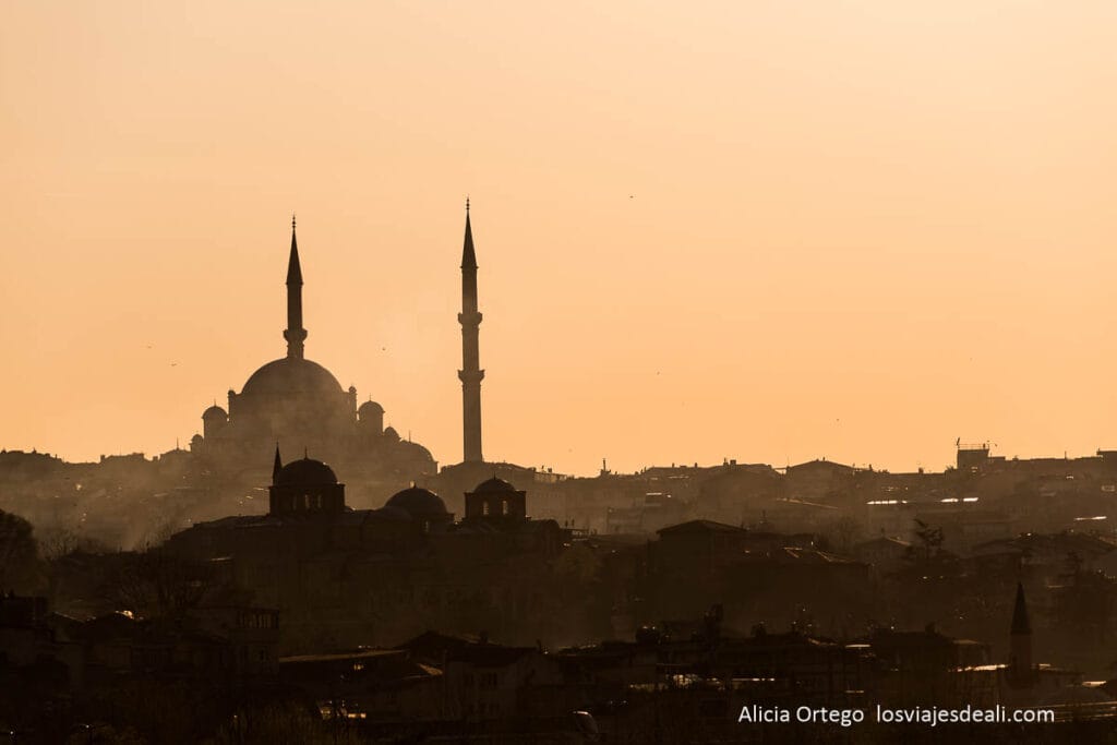 Mejor seguro de viaje para Turquía (y qué cobertura necesitas) 32 atardecer en estambul con silueta de mezquita