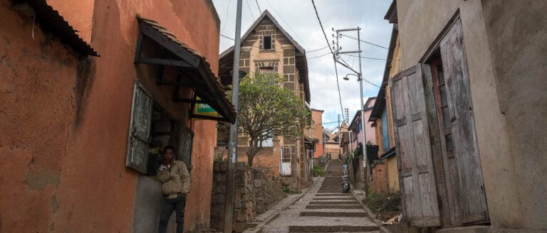 Fianarantsoa, la ciudad donde se aprende el bien 1 calle en cuesta del barrio alto de Fianarantsoa