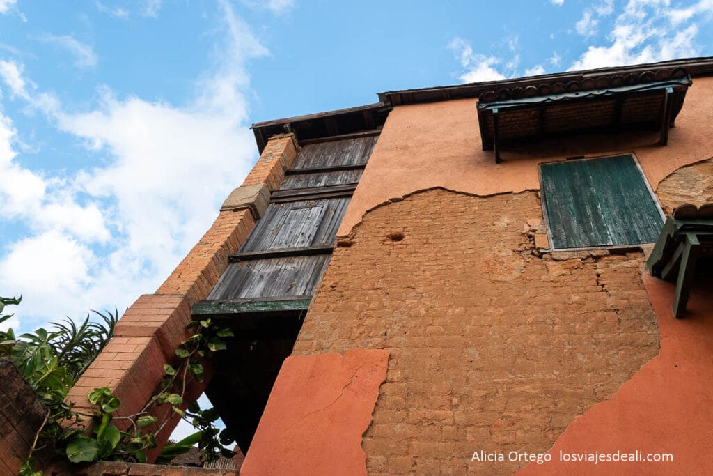 Fianarantsoa, la ciudad donde se aprende el bien 45 casa con muro desconchado en barrio alto de fianarantsoa