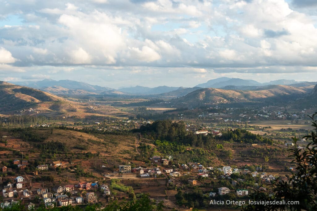 Fianarantsoa, la ciudad donde se aprende el bien 39 paisaje de montañas en madagascar