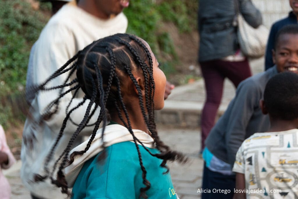 Fianarantsoa, la ciudad donde se aprende el bien 47 niña con trencitas bailando