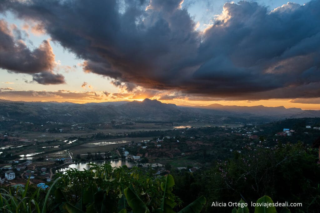 Fianarantsoa, la ciudad donde se aprende el bien 48 atardecer con grandes nubes que anuncian tormenta