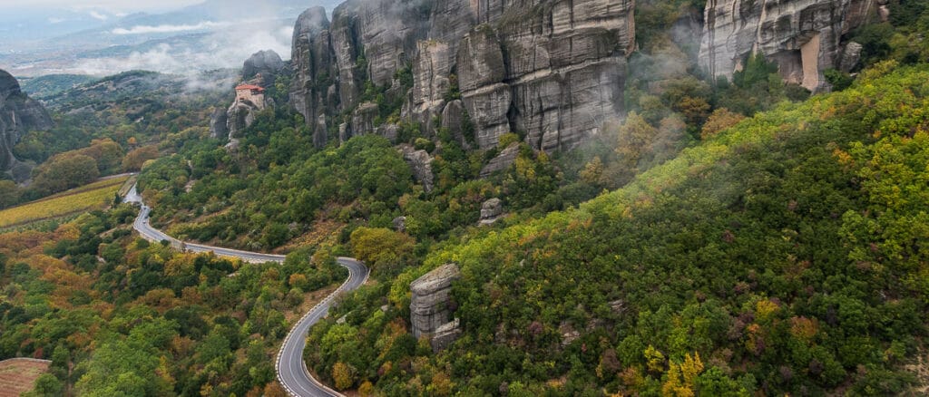 21 escapadas de otoño en Europa que te van a enamorar 1 escapadas de otoño en europa paisaje de meteora