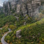 escapadas de otoño en europa paisaje de meteora